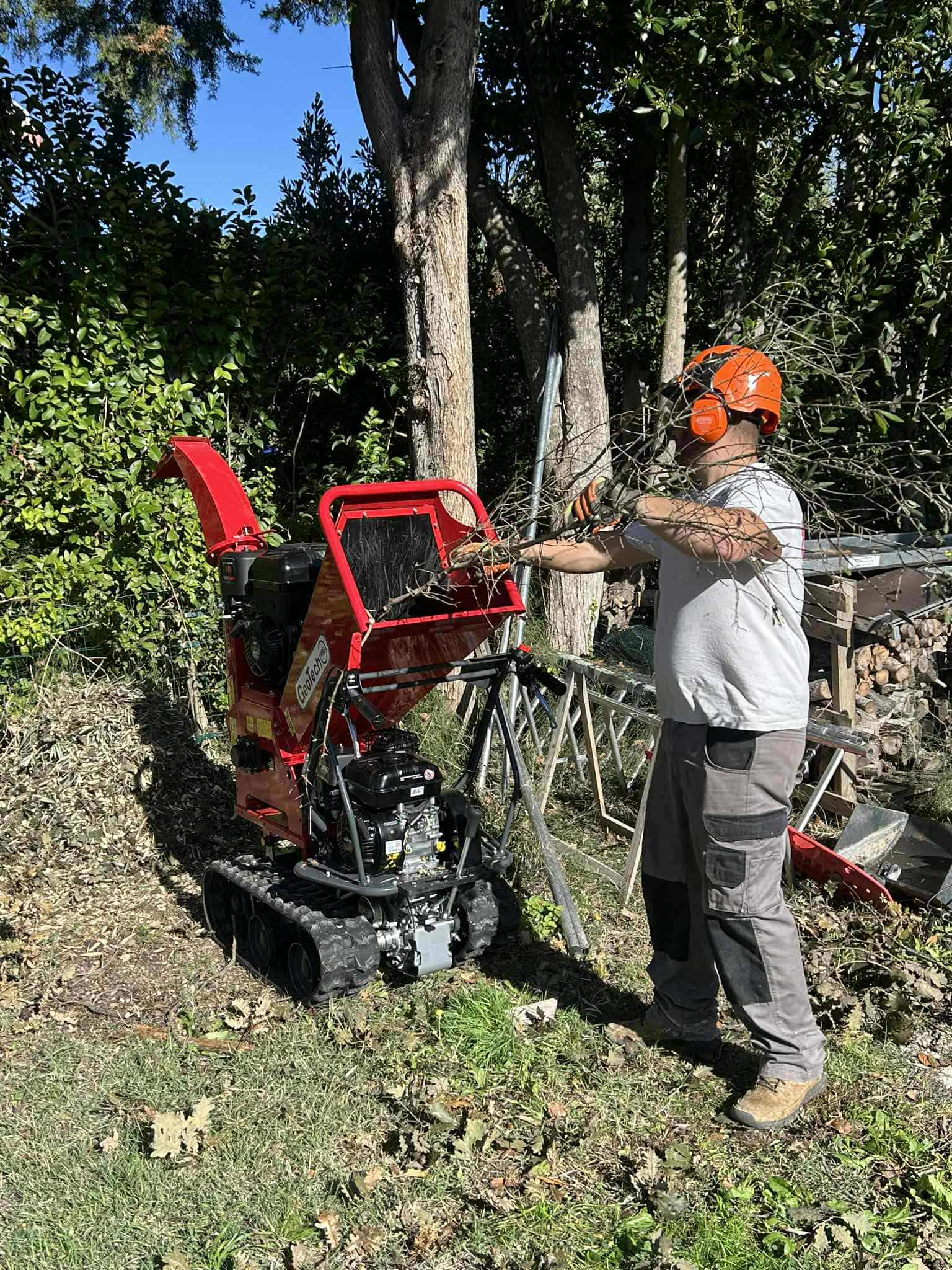 Broyage de branches avec broyeur à chenilles dans le Gard